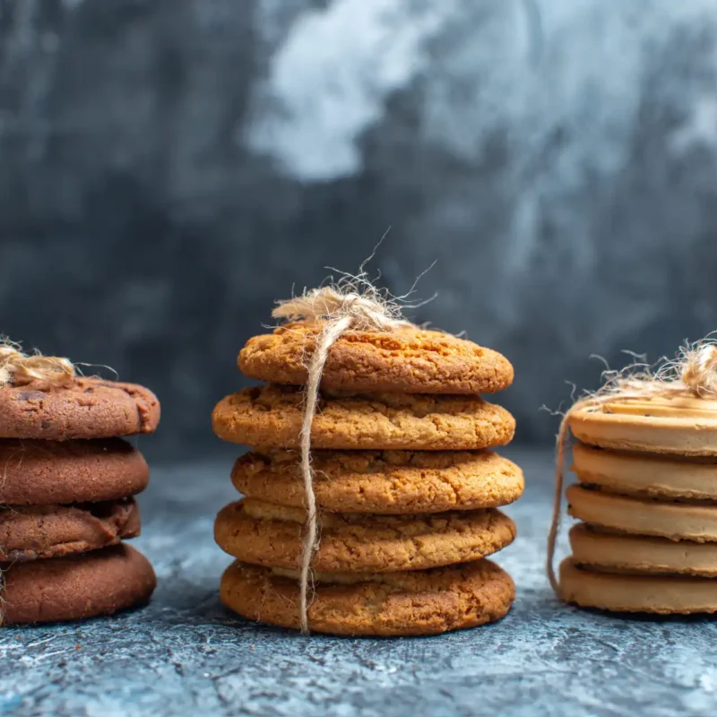 biscotti su sfondo grigio