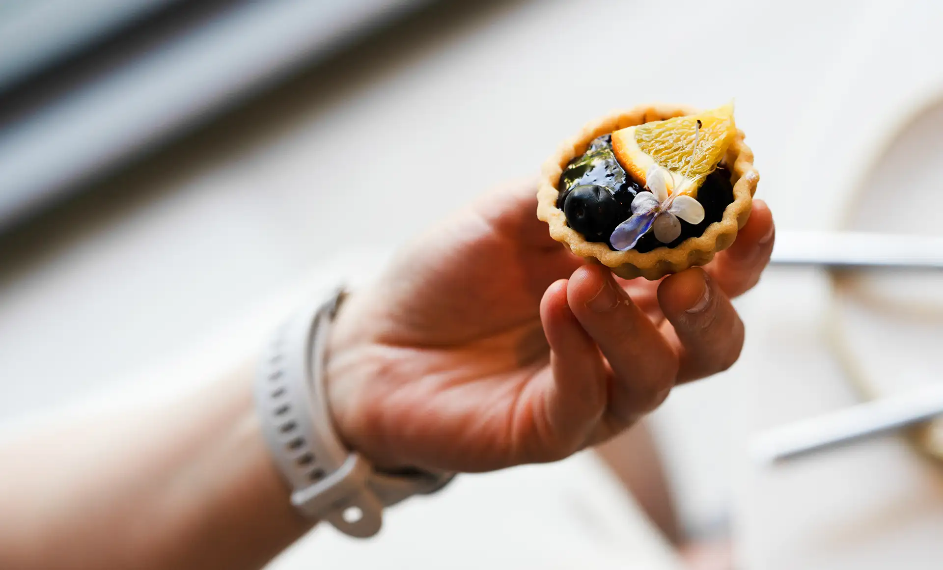 torta di frutta tenuta mano