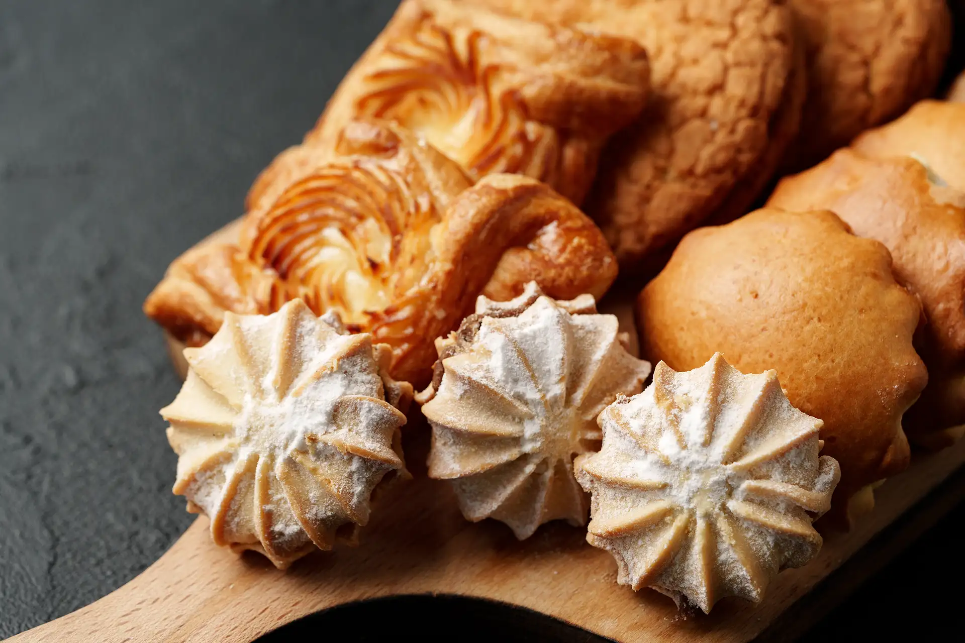 una varieta di dolcetti al forno
