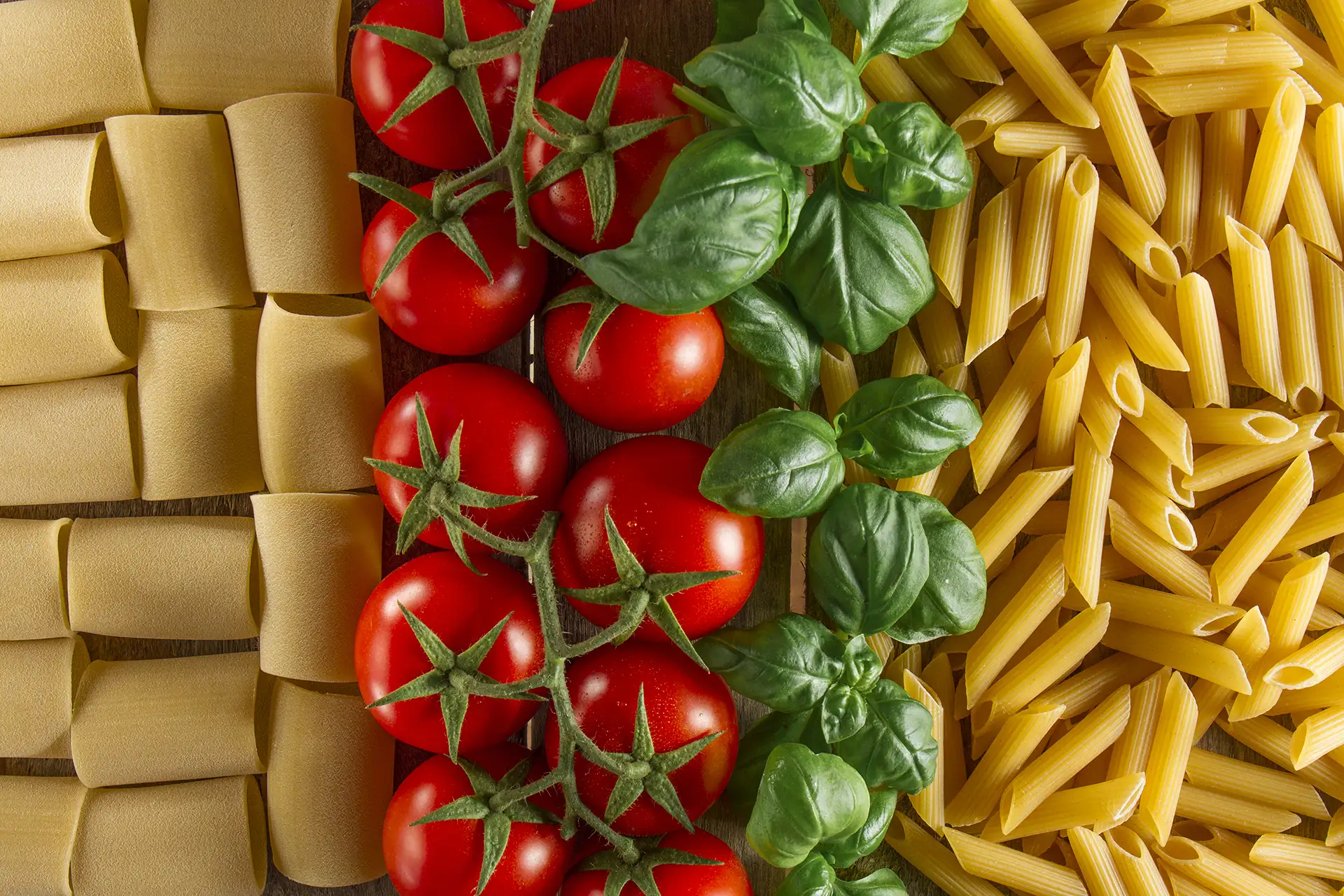 Selezione di prodotti tipici italiani: pasta, salumi e conserve artigianali