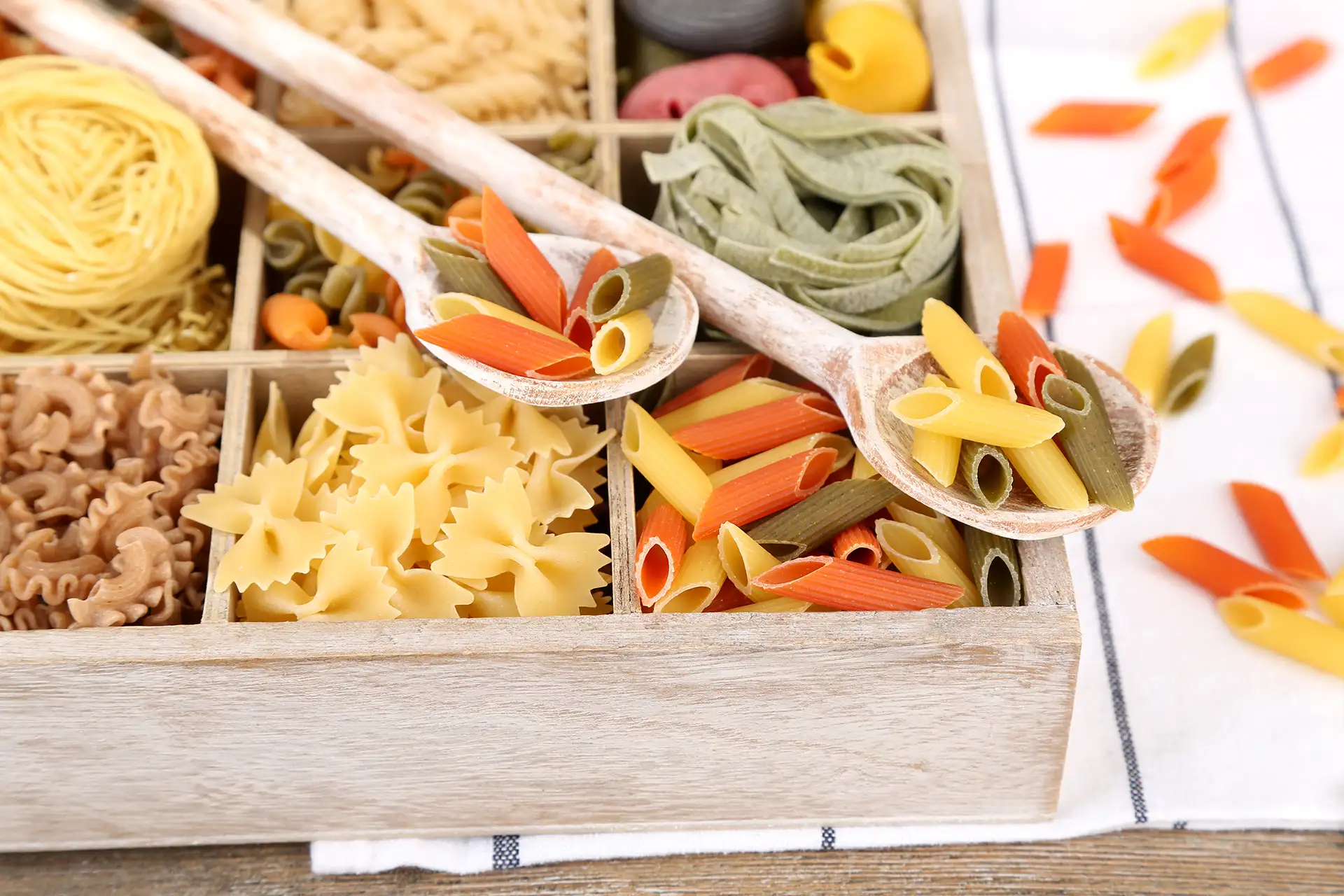 Selezione di prodotti tipici italiani: pasta, salumi e conserve artigianali