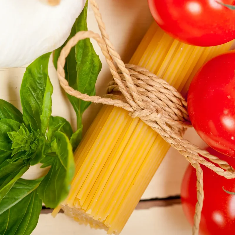 Selezione di prodotti tipici italiani: pasta, salumi e conserve artigianali